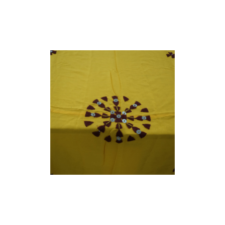 Plaid marocain de couleur jaune broderie rouge fait main