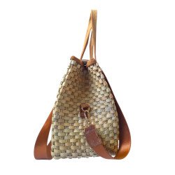 Sac à main en vannerie artisanale.