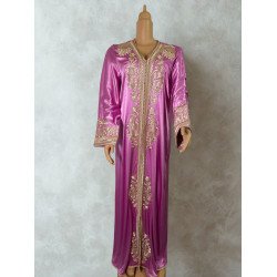Caftan satiné rose brodé doré
