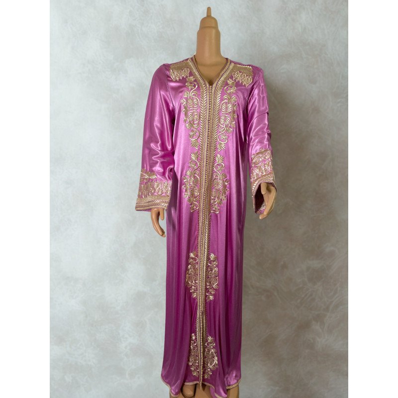 Caftan satiné rose brodé doré