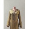 Jellaba beige brodée – Sobriété et raffinement artisanal