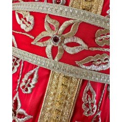 Takchita marocaine en velours rouge brodé – Élégance traditionnelle