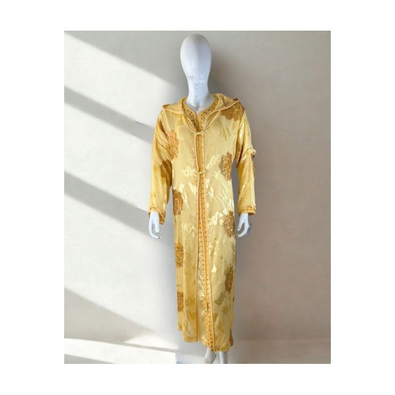 Djellaba marocaine dorée à motifs floraux – Élégance et raffinement