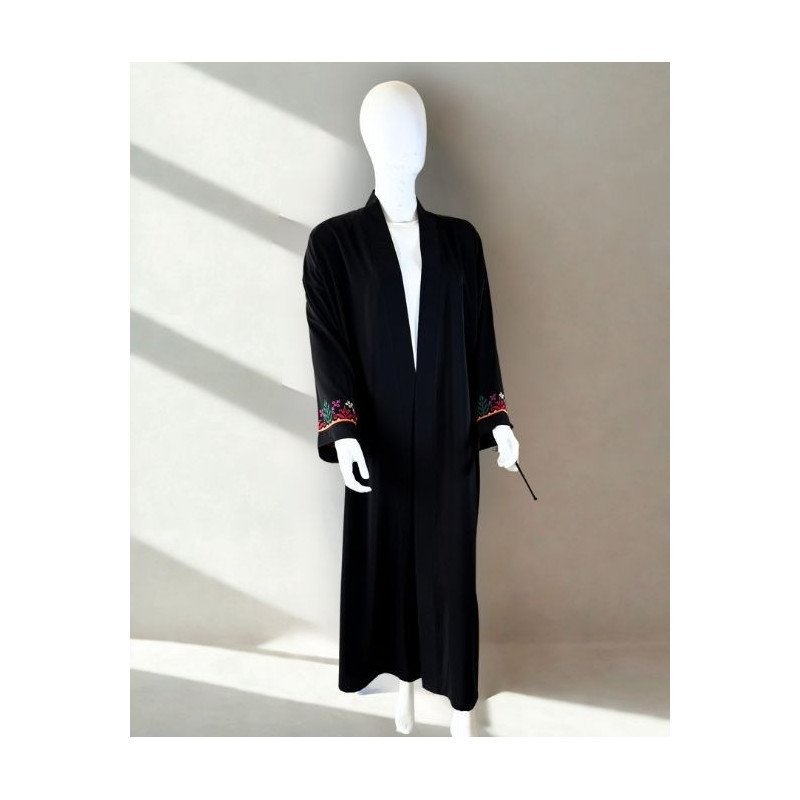 Kimono noir brodé – Élégance moderne et touche artisanale
