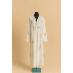 Kimono blanc brodé de motifs dorés