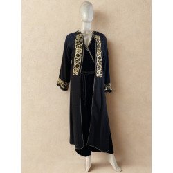 Tenue noire brodée