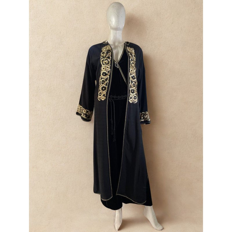 Tenue noire brodée