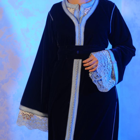Caftan en velours noir brodé