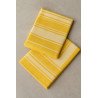 Tapis Jaune Foncé à Petites Lignes Blanches – Élégance Subtile