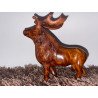 Elégante sculpture de cerfs finement taillée dans le bois précieux de thuya.