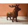 Elégante sculpture de cerfs finement taillée dans le bois précieux de thuya.